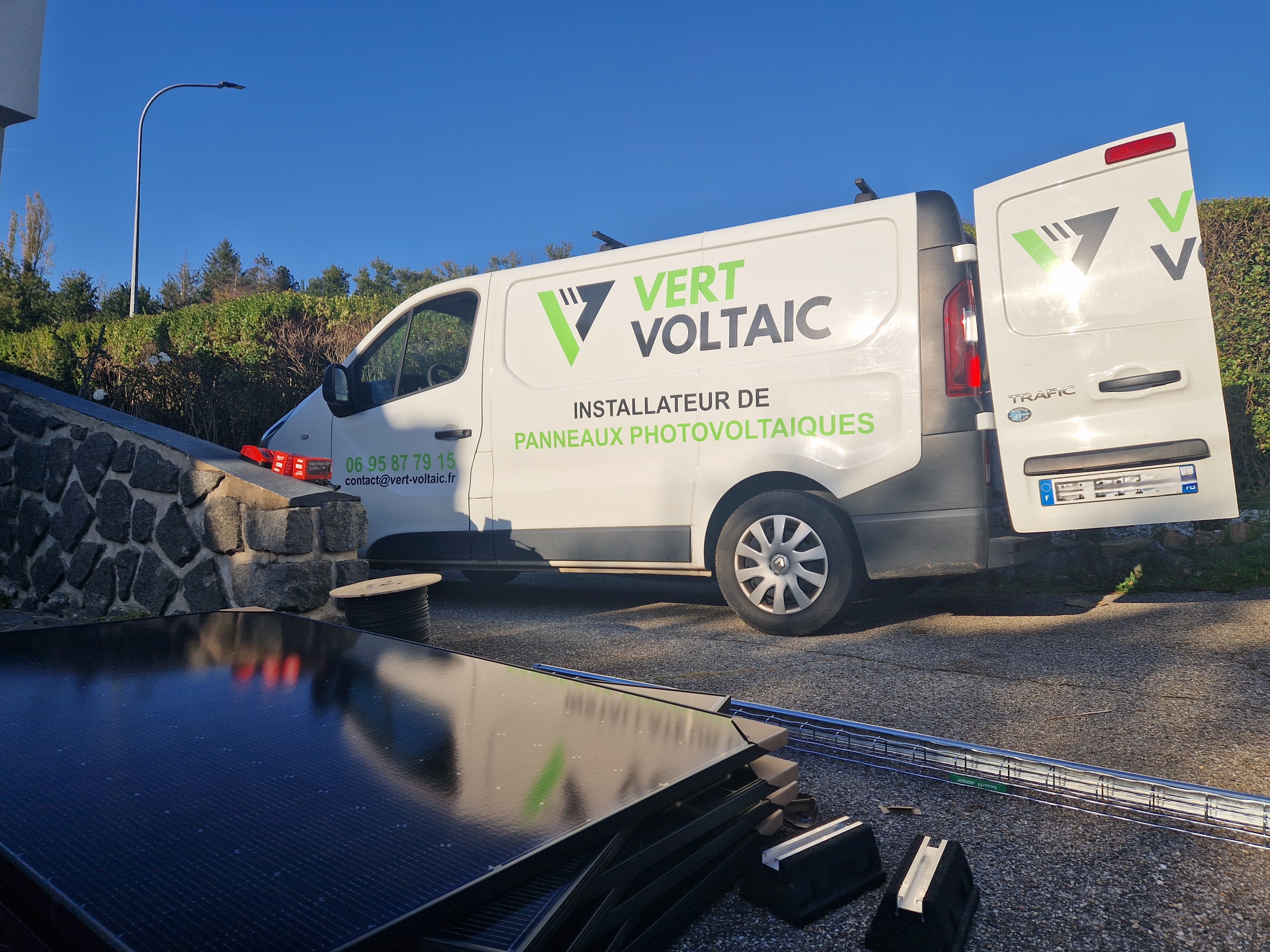 Technicien Vert Voltaic avec panneau solaire