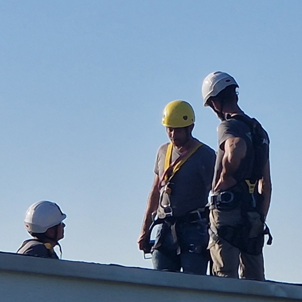 Technicien installant des panneaux solaires